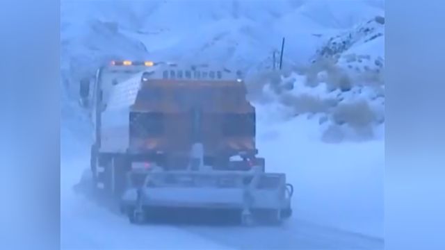 甘肃阿克塞:降雪致道路出行受阻,公路部门全力保障交通安全