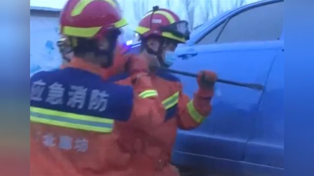 河北廊坊:车辆碰撞致2人被困,消防员施救