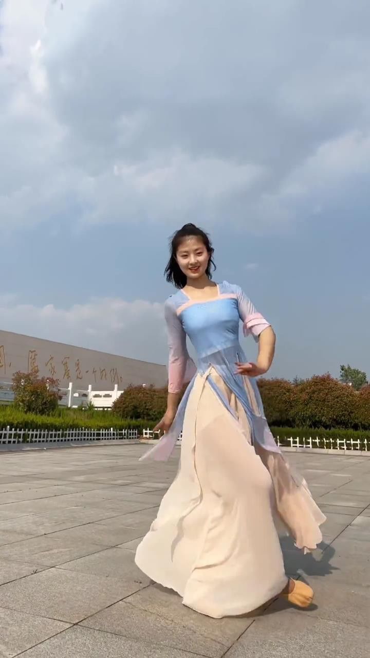 那拉提的养蜂女#零基础学舞蹈 今天有个动作走神了,大家能看出来是哪