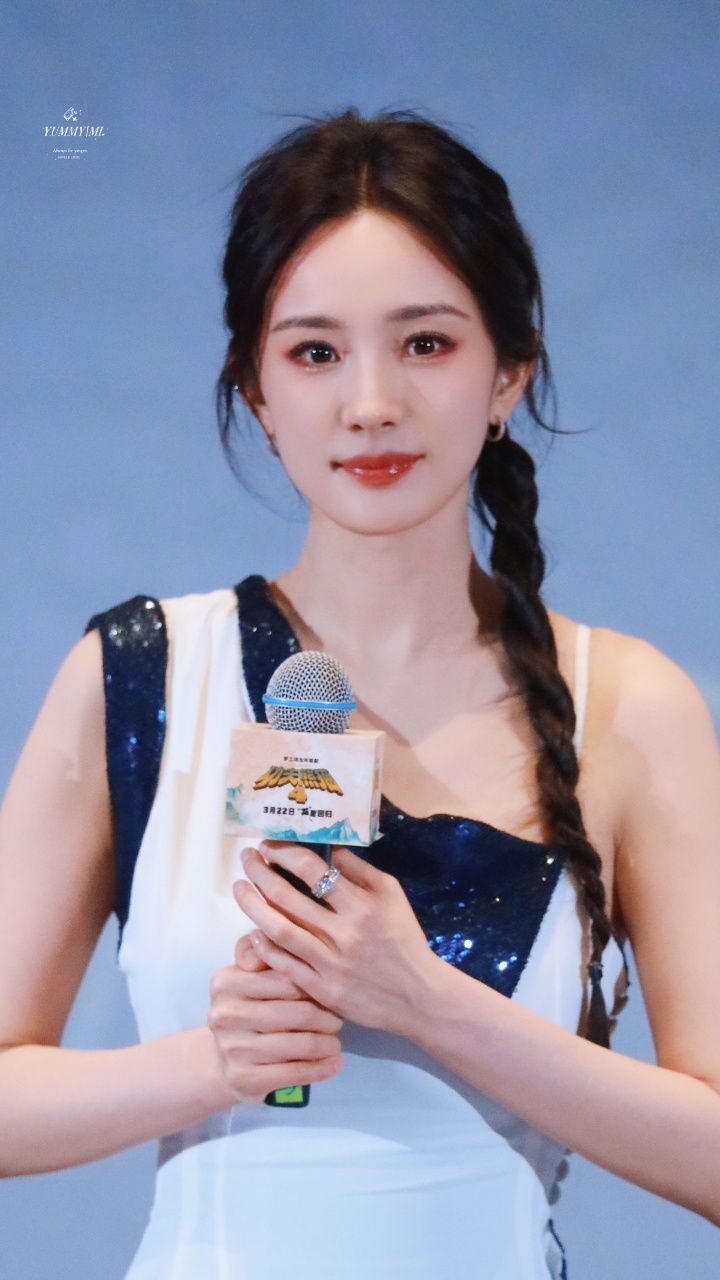 杨幂亮相《功夫熊猫4》首映礼现场,黑白长裙麻花辫优雅与俏皮共存!