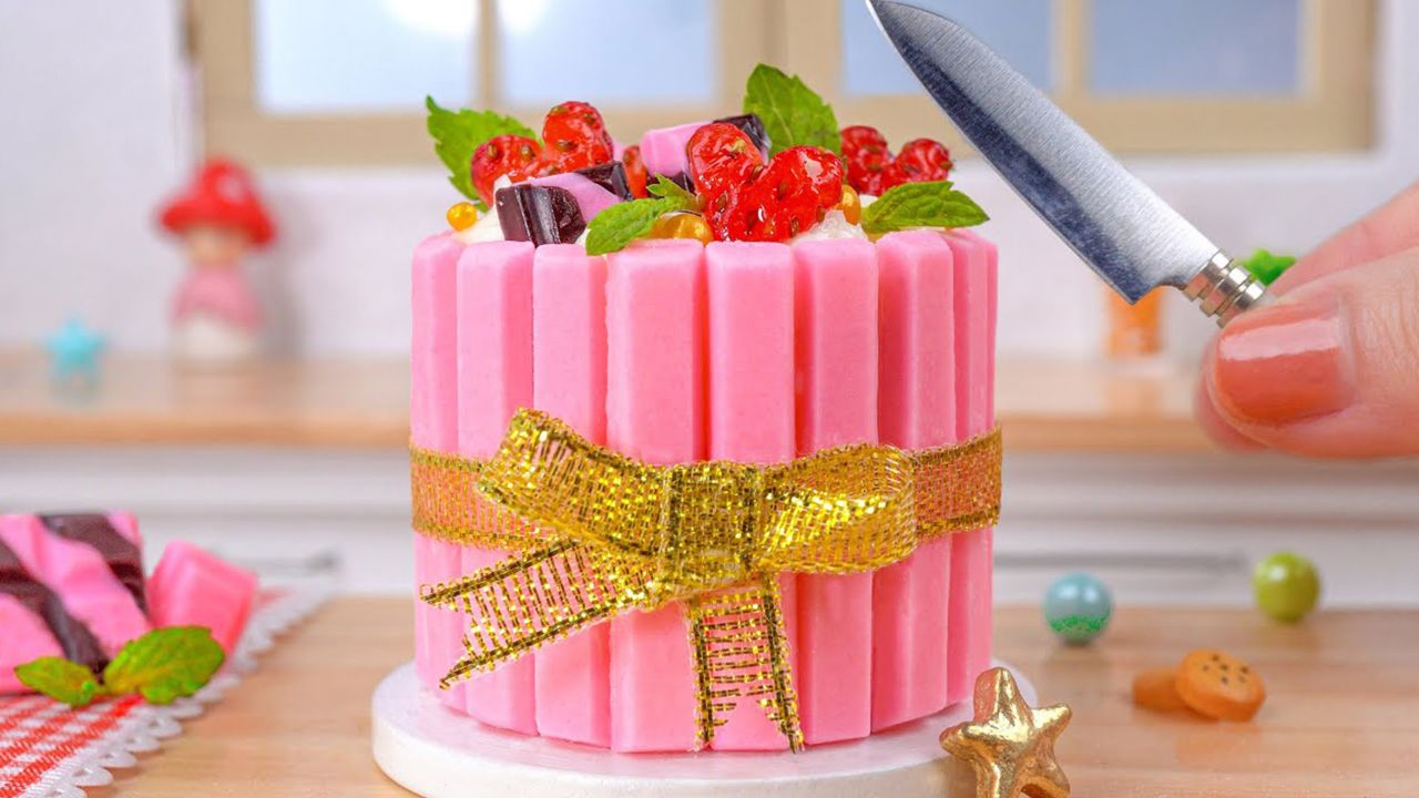 哇!粉色的草莓蛋糕,看起来好美味可口呀!