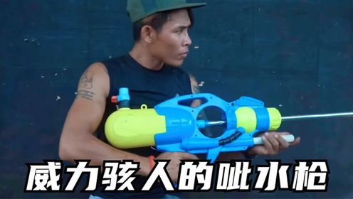玩具呲水枪经过简单改造,竟然有了击穿玻璃瓶的威力,你敢信?