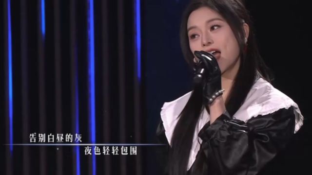 美女演唱歌曲《夜太黑》,嗓音空灵,让人完全听不够