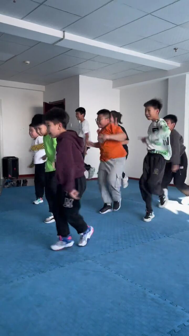 曳步舞叶老师: #曳步舞基础教学 #俄舞 当俄舞遇到这种音乐画风突变啊