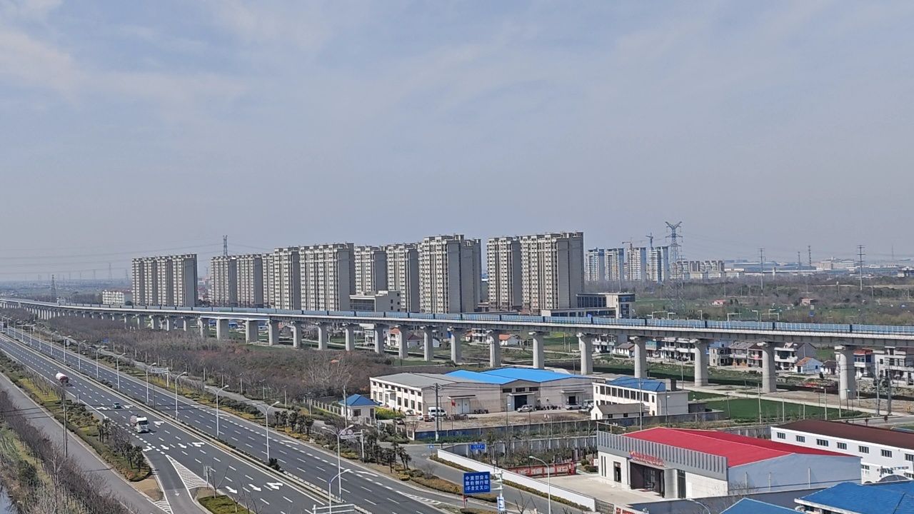 洋吕铁路联调联试检测列车通过海门港新区附近