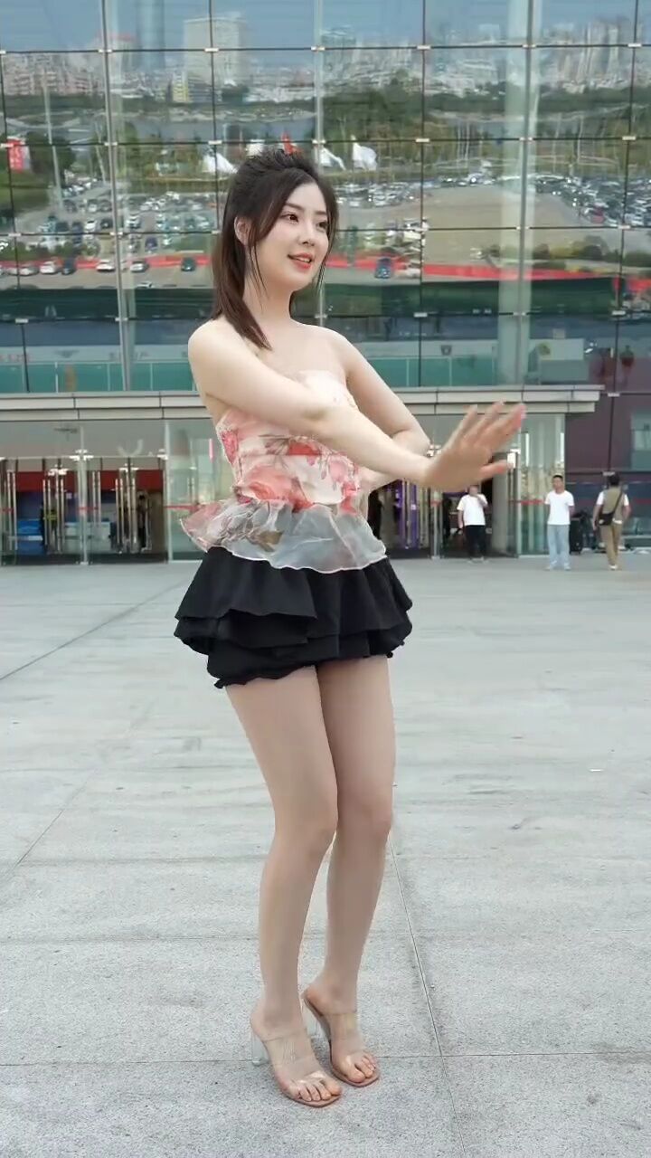 性感 #我要上热榜 #完美身材 白嫩性感大长腿 春晓大美女