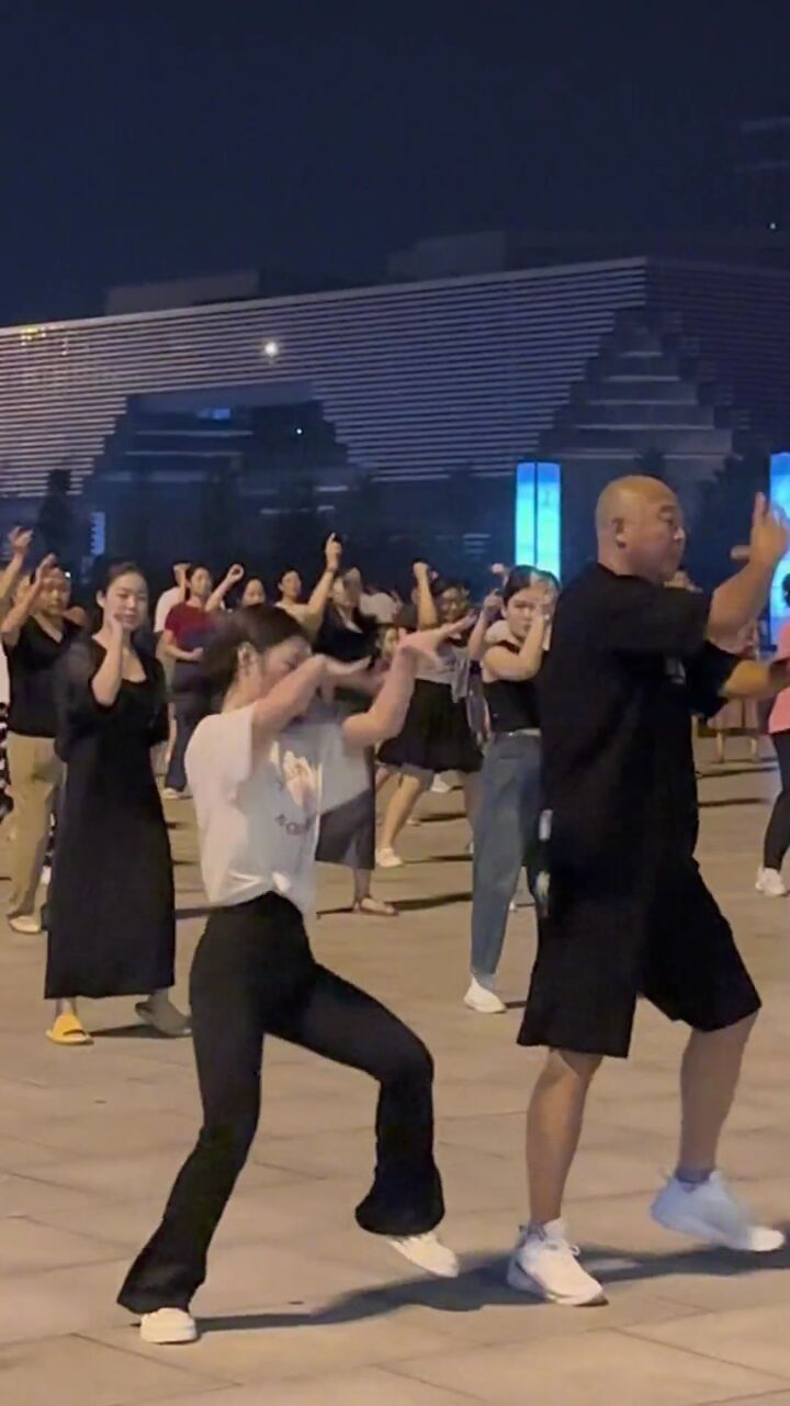 气氛组就位#漏天蹦迪大舞台 #舞力全开 #放飞自我系列 #最嗨广场舞