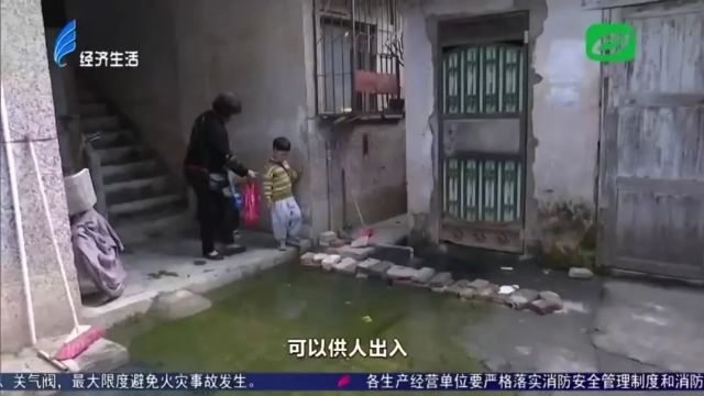 【反映】污水长年淤积,澄海这里的住户搭“桥”进出...