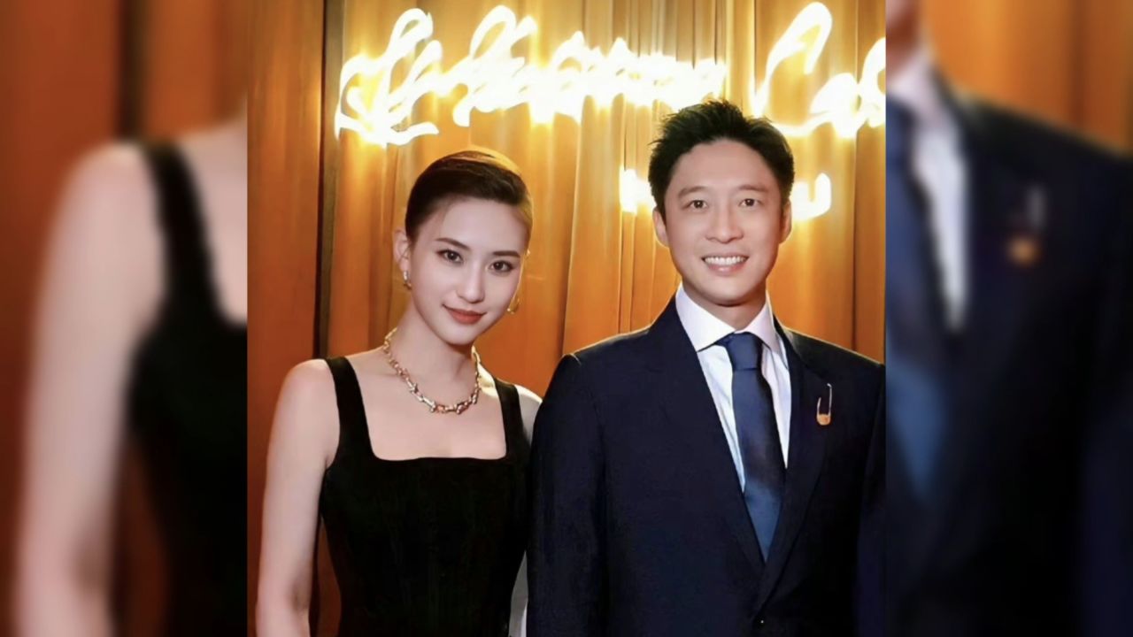 何超莲霍启山八年后再同框 罕见晒合照