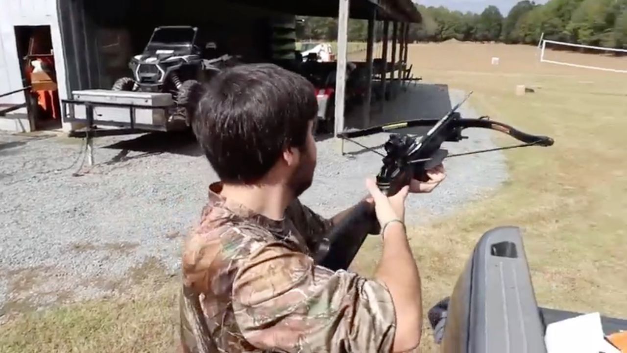 国外十字弩合法拍摄阿斯顿反曲弓弩追风175野马340弩户外打靶娱乐节目