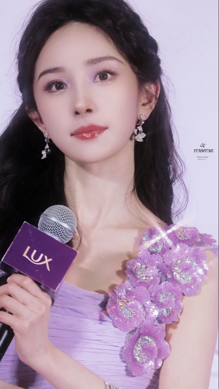 杨幂上海线下活动紫色长裙和截断式眼妆,丁香花仙子来