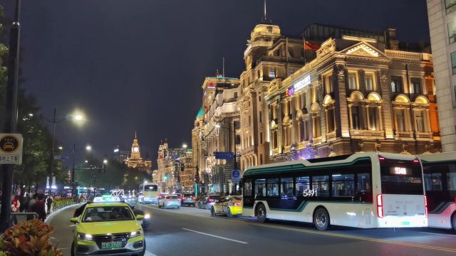 坐着火车游中国,来到上海外滩,看五彩流光的灯光夜景