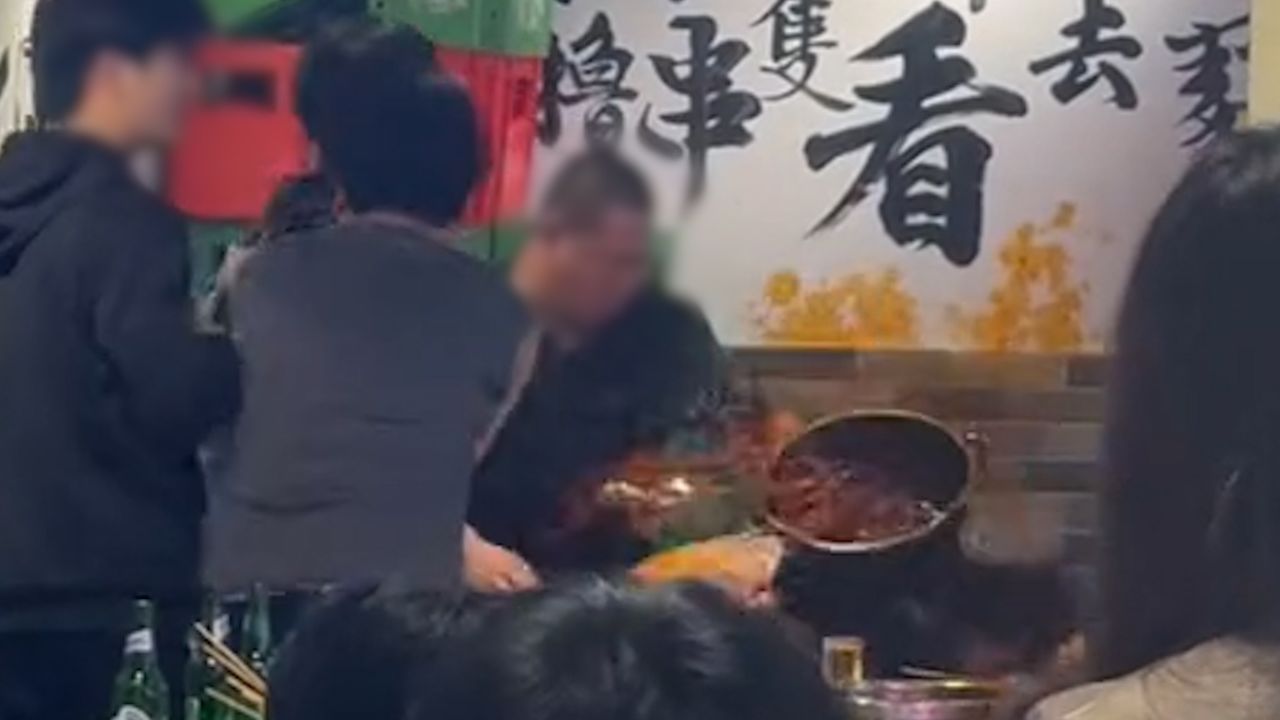 火锅店多人发生肢体冲突,花衣男子端起汤底就泼,女子发出尖叫声