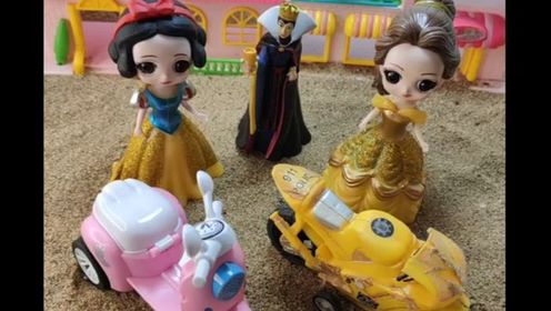 给贝儿一个黄色的电动车,给白雪一个粉色的电动车