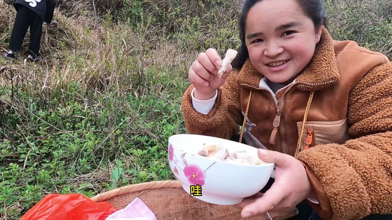 苗大姐清明上山祭祖,文明上坟不放炮不烧纸,思念先人