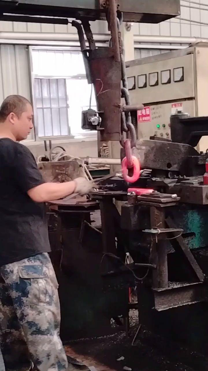 工厂实拍,矿用圆环链条生产加工中…#圆环链条#矿用圆环链条#链条厂家