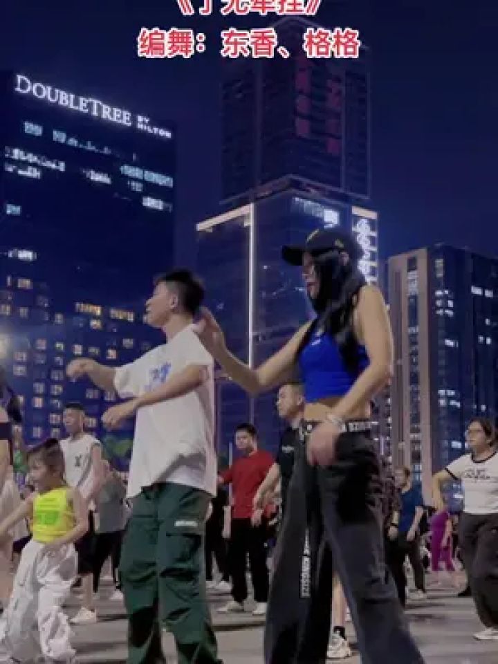 小七在角落,好可爱#最嗨广场舞 #潮流广场舞 #广场舞爱好者 #穿越花海