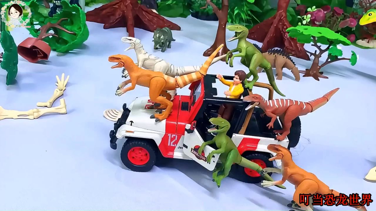 游客驾驶汽车进入侏罗纪恐龙公园,参观各种恐龙
