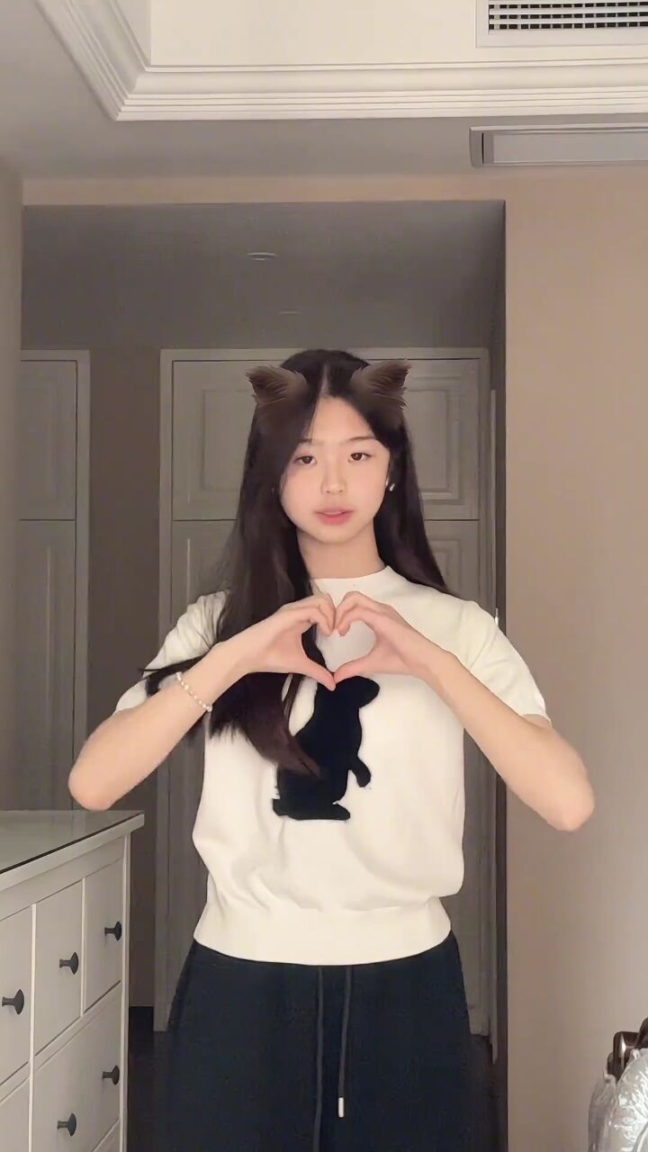 听着时钟tictokticktoktic #笨蛋美女#11 #甜妹 #浅跳一下