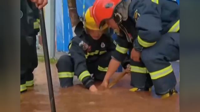 南方多地遭遇强降雨,重庆垫江:强降雨致多车被淹,消防员紧急救援