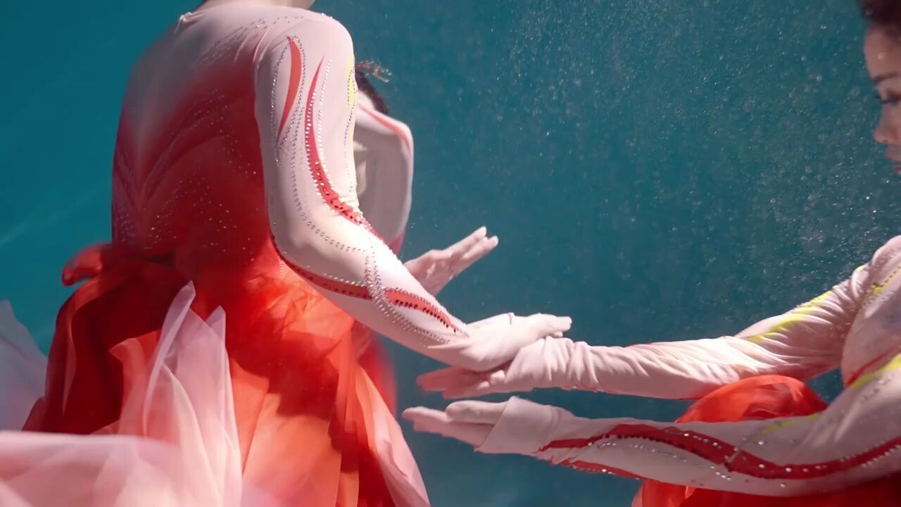 带粉丝挑战高难度水下舞蹈,编织春日梦境