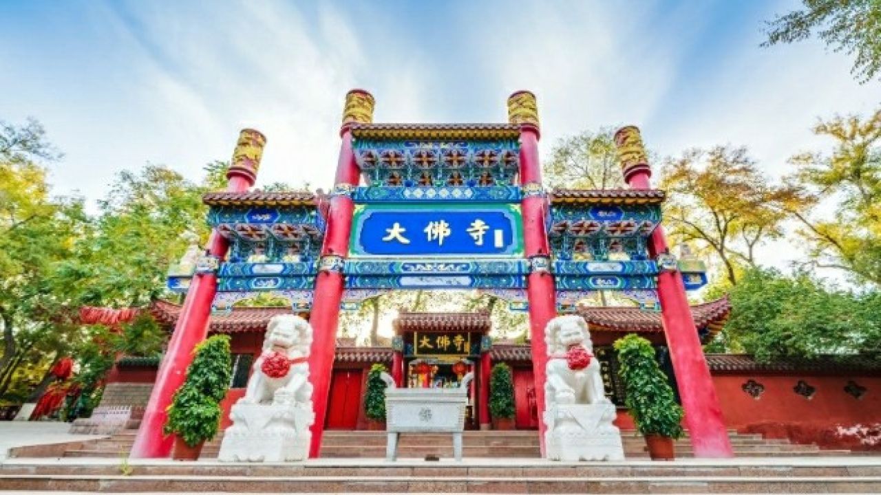 乌鲁木齐红光山大佛寺,大佛寺山门气势宏伟,彰显深厚文化底蕴