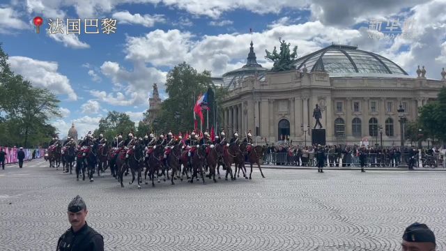 高清大图|习近平主席在骑兵护卫下乘车前往爱丽舍宫