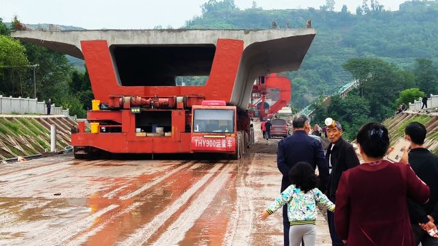 高铁建设现场:中国造的运梁车,运输重达900吨箱梁进行安装