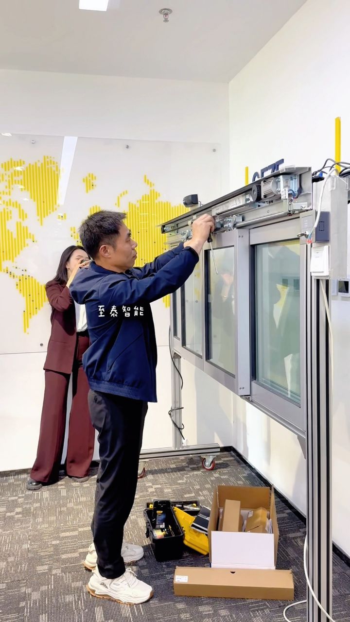 在德国geze盖泽自动门感应门新品签售会现场的gx 100自动平移门机安装