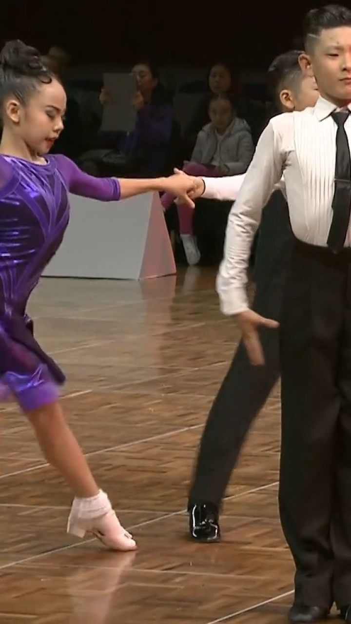 王崇墨,郎怡哲你们的舞蹈是道靓丽的风景线,大家同意吗