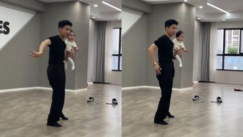 重庆崽儿抱女儿教学生跳舞，让老婆在旁清静休息：她比较好动
