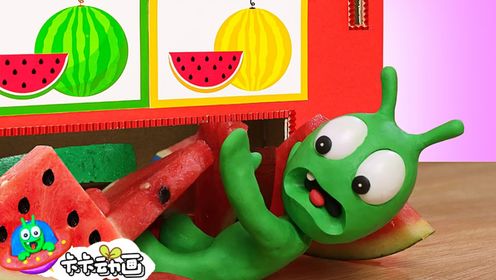 卡卡趣玩动画：卡卡吃美味大西瓜，最后竟然把吃完的西瓜皮放回机器里！