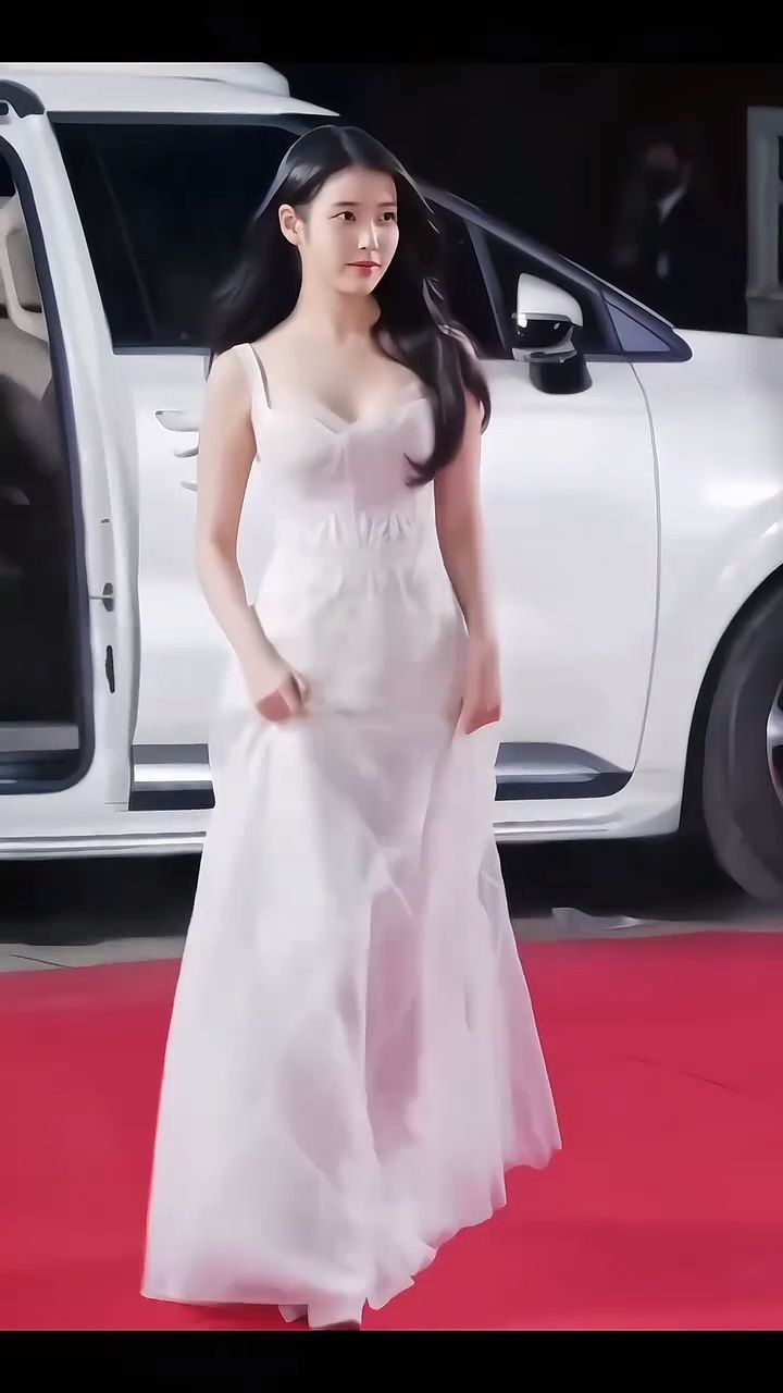 李知恩(iu),1993年5月16日出生于韩国首尔特别市,毕业于同德女子高等