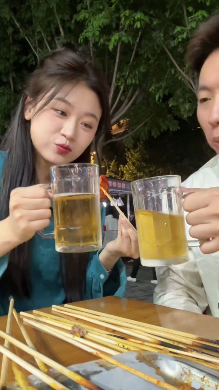 炎热的夏天一定要和女朋一起吃着烧烤喝着啤酒