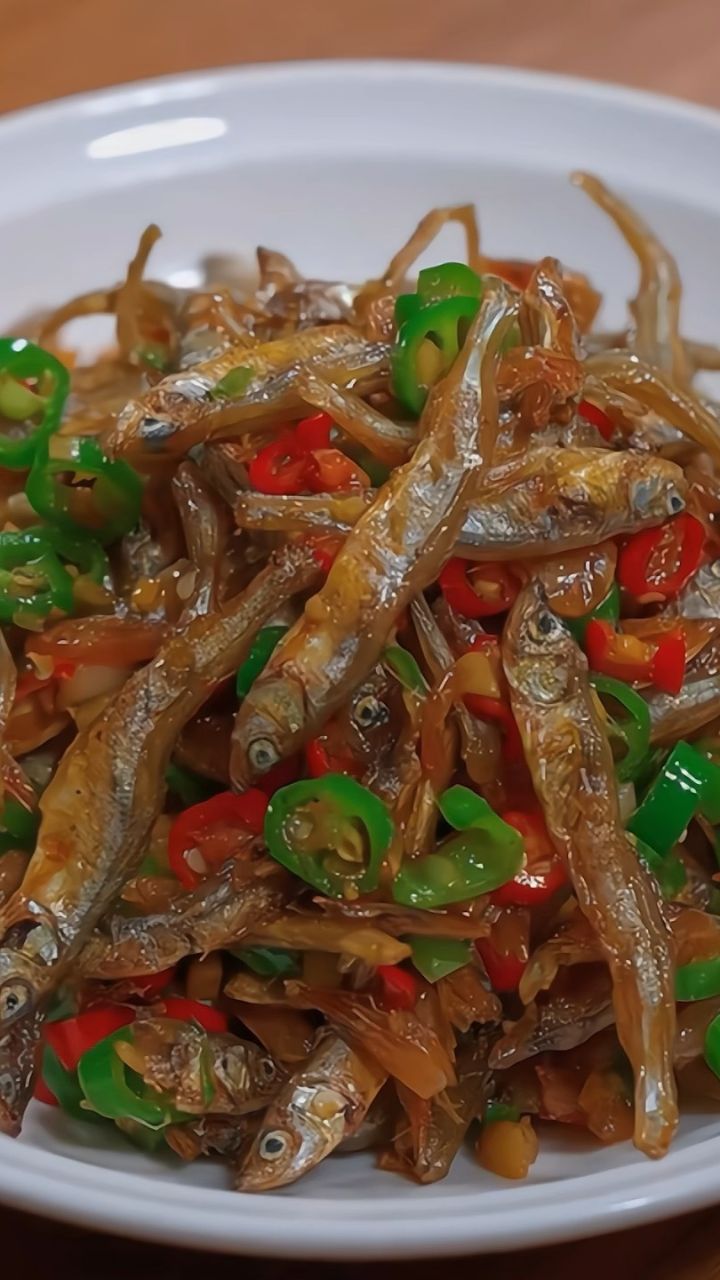 平时吃饭没胃口,你就做上这道青椒炒小鱼小虾,酥香入味,香辣好吃又