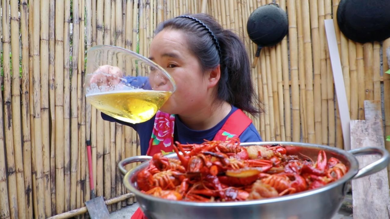 龙虾新吃法,五花肉五香龙虾,苗大姐啤9喝了一大盆