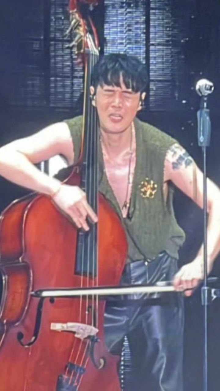 李荣浩演唱会上淋成"狗",爆笑"丑"照火出圈