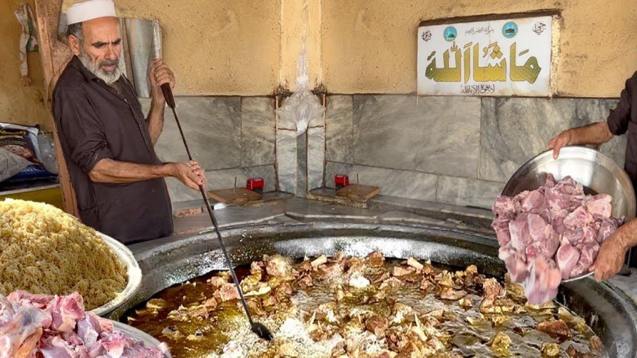 日销1400斤的阿富汗手抓饭,居然有这么多肉,让我不太相信!