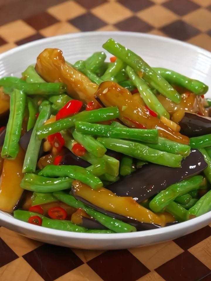 茄子和豆角放在一起炒,好配哦!#家常菜