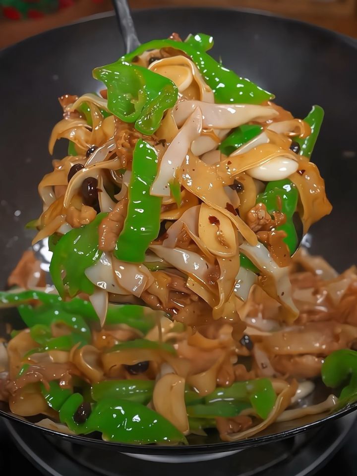 湖南经典下饭菜 白玉木耳小炒肉 脆脆的 就怕你家米饭不够吃.#家常菜