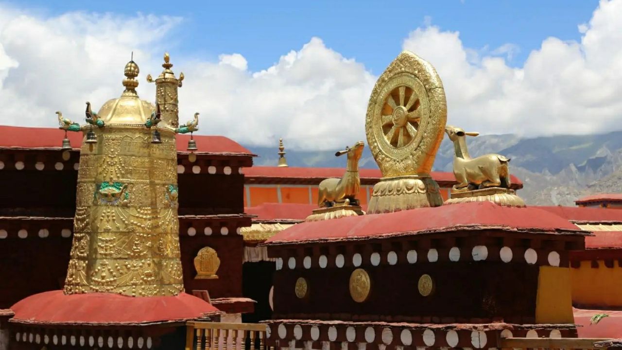 西藏拉萨大昭寺,著名藏传佛教寺院,历史文化爱好者旅游胜地