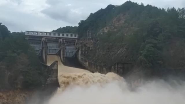 江西寻乌:强降雨致水库水位上涨,开闸泄洪