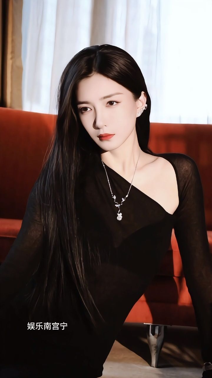 江疏影一袭黑色透视长裙,气质突出,魅力四射