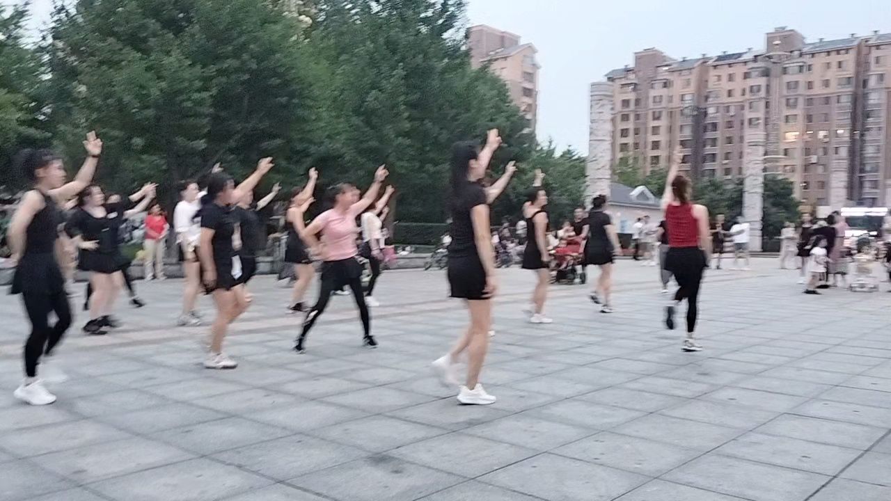 广场舞 跳舞好看的小姐姐又来跳舞了