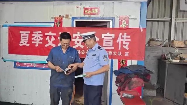 忻州交警:宣传不停歇 安全“警”相随