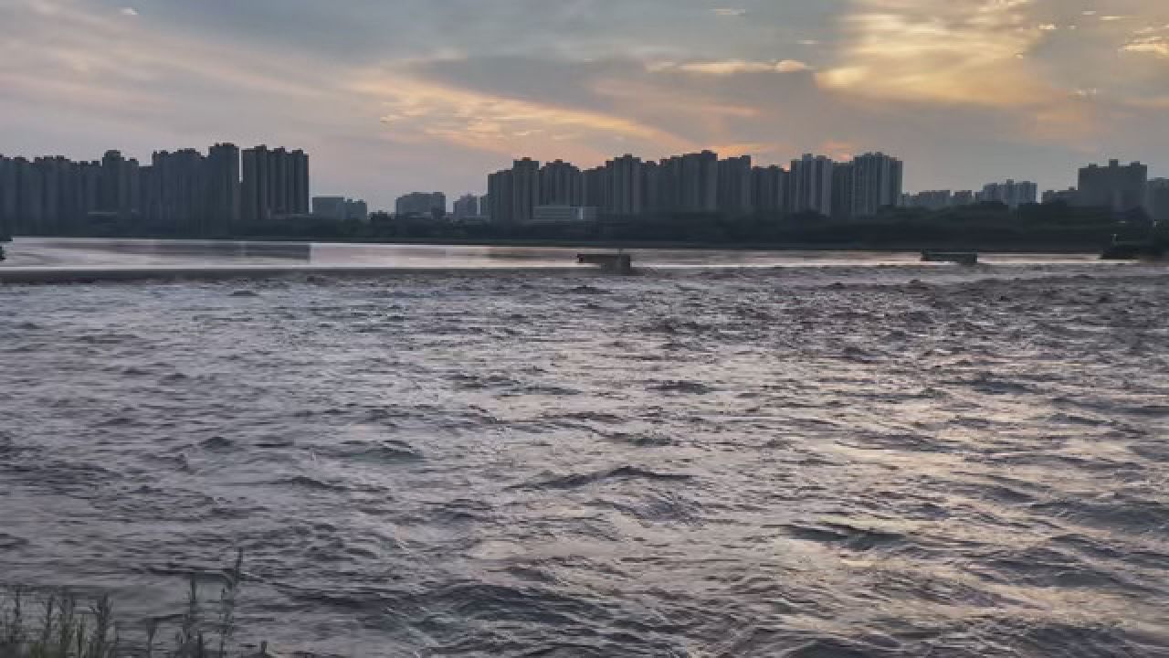 渭河 #咸阳湖景区 #洪水泛滥 这几天连续下雨,渭河都受不了啦?