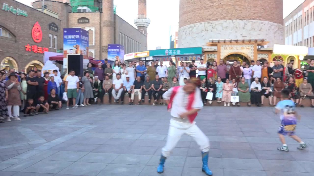 灿烂大卫在大巴扎广场展示新疆舞,【阿 拉木汗】2024年7月14日