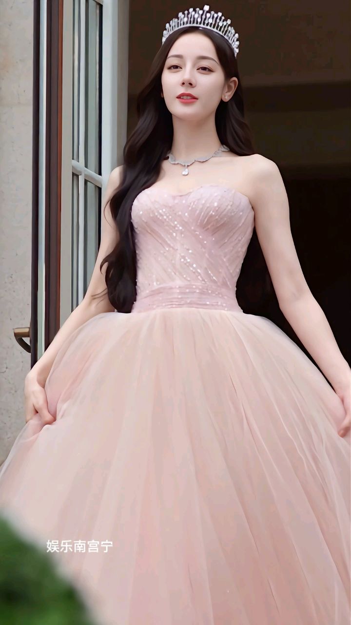迪丽热巴粉色镶钻抹胸纱裙,在逃公主殿下驾到,美得让人移不开视线