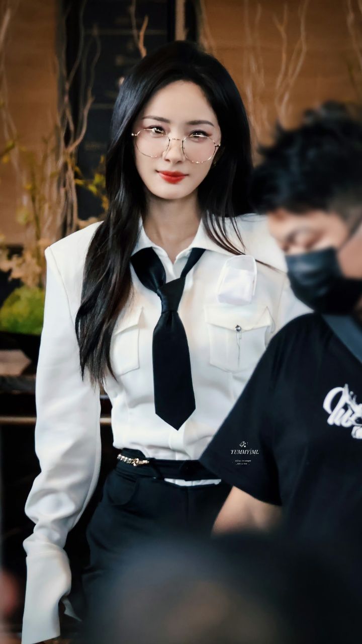 杨幂密逃6收官录制路透,黑长直白衬衫金丝眼镜气场十足,好攻好飒,梦回