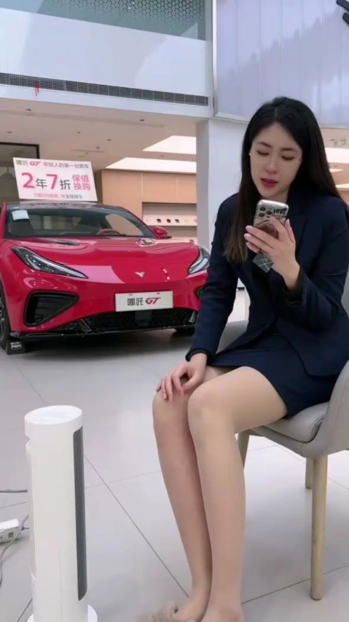 美女憋尿憋不住，一路小跑上厕所_高清